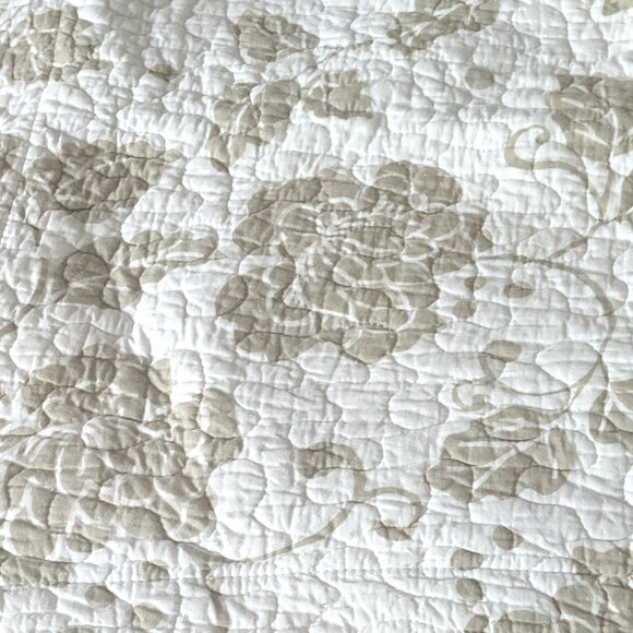 The Global Collection Quilted Floral Pillow Shams Scalloped Trim White Beige - Picture 8 of 8